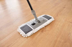 清洁齿轮用镶木地板清扫起居室地板