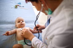 婴儿由儿科医生检查用听诊器