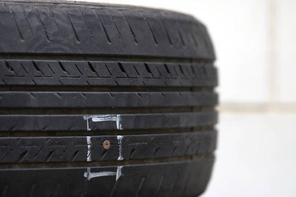 轮胎在地板上被击中钉子或锋利的对象损坏, 导致橡胶的泄漏并且不能在路跑.