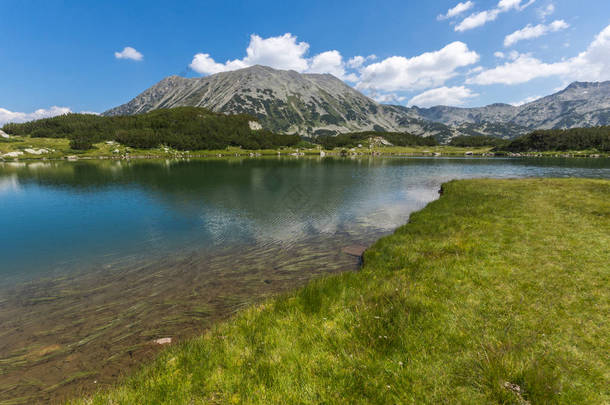 令人惊叹的景观与 Muratovo 湖和托多尔卡峰，皮林山，保加利亚