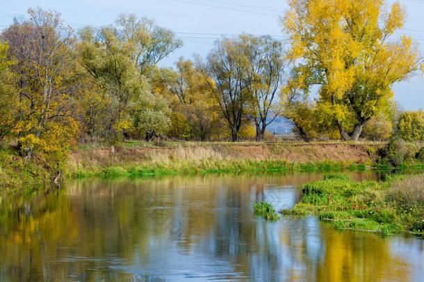 秋天的风景。河, 秋树的颜色不同。旧的干草。令人惊讶的美丽风景。哀伤的时间, 在冬天寒冷的前夕