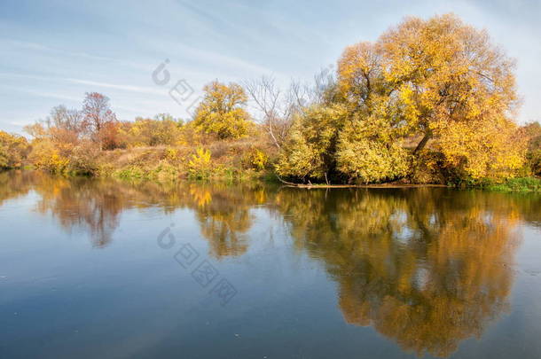 秋天的风景。河, 秋树的颜色不同。旧的干草。令人惊讶的美丽风景。哀伤的时间, 在冬天寒冷的前夕