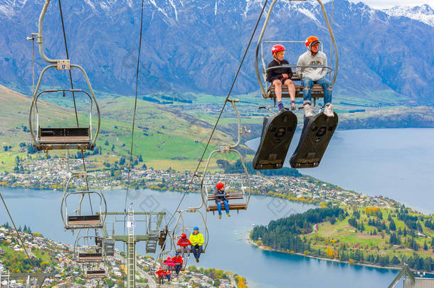 <strong>皇后</strong>镇, 新西兰 2018年4月15日: 在陡峭的电缆椅升降机上的乐趣车手运载他们和他们的推车到山坡的顶部为一个雪橇乘坐以美丽的看法瓦卡蒂普湖和<strong>皇后</strong>镇.