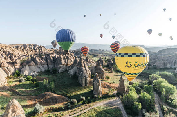 格雷梅, <strong>土耳其</strong>-09 2018年5月: 彩色<strong>热气球</strong>在天空上空飘扬著名的国家公园, 空中, <strong>土耳其</strong>