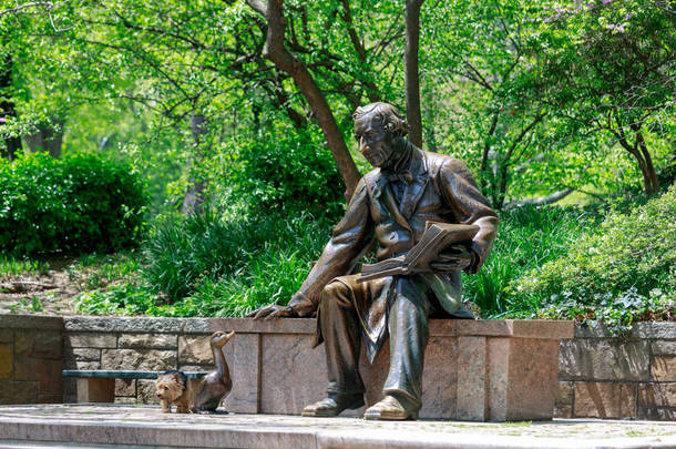 纽约, 美国-2018年5月8日: <strong>安徒生</strong>的公共雕塑在中央公园, 纽约市