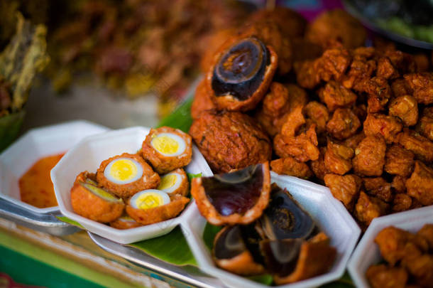 新鲜油炸亚洲鸭世纪鸡蛋在当地市场在曼谷。传统的泰国菜, 由新鲜的配料制成.