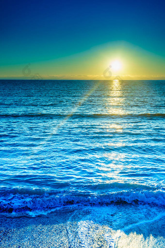 海面上的风景日落或日出。自然风景，美丽的风景图片