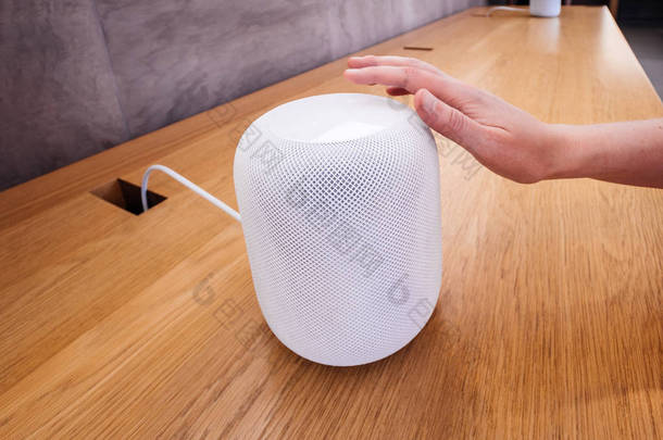 苹果 Homepod 苹果店的女性测试迟