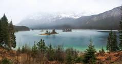 Eibsee 湖在阿尔卑斯山在春天的雨天气, 加米斯帕腾基辛-加米斯帕腾基辛, 德国