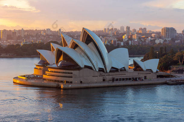 游客们在暑假旅行中参观<strong>悉尼<strong>歌剧</strong>院</strong>。Australia:07/04/2018
