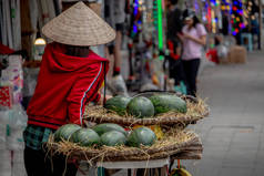 越南河内-2018年3月16日: 高级女士在路上用自行车卖水果