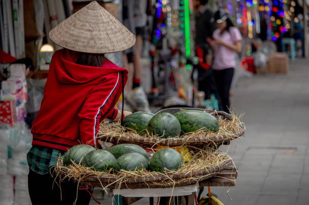 <strong>越南</strong>河内-2018年3月16日: <strong>高级</strong>女士在路上用自行车卖水果