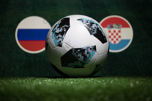 阿塞拜疆巴库-2018年7月04日: 创意概念。官方俄罗斯2018世界杯足球赛阿迪达斯通讯卫星18绿草。支持你的国家或欢呼的概念。选择性聚焦