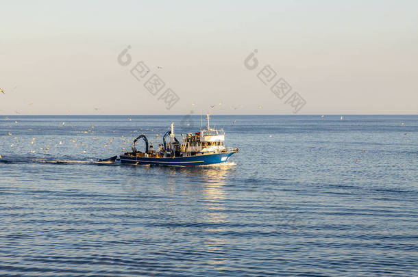 克罗地亚阳光明媚的一天出海捕鱼船