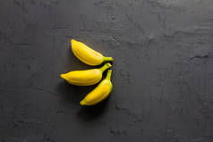 成熟的香蕉在黑墙壁背景.