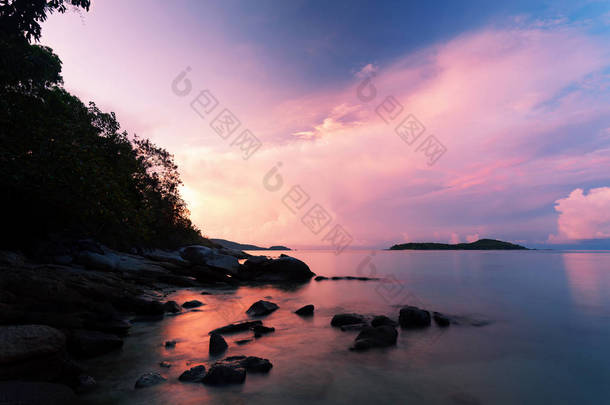 壮观的天空和波浪海景的长的曝光的图片在日落风景背景, 秀丽风景为自然背景或墙纸