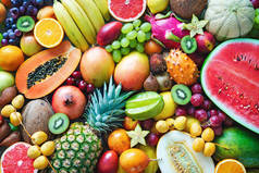 食物背景。丰富多彩的成熟热带水果品种。顶部视图