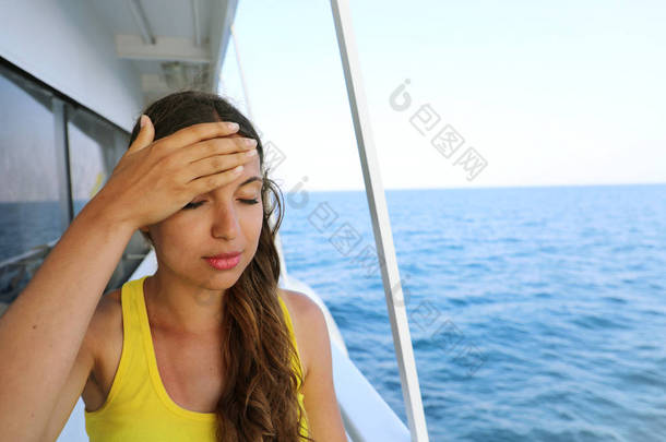 年轻女子在乘船度假时晕船。巡航海行动病旅游妇女在小船假期以头疼或恶心。对旅行或疾病病毒的恐惧在巡航假日.