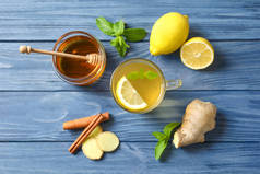 杯用热茶, 柠檬和生姜为冷的木桌, 顶部视图