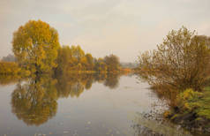 乌克兰 Sumskaya 州秋季时节, Vorskla 河上有柔和色调的晨景。