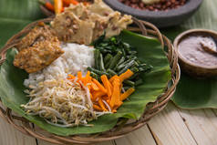 鼻翼 pecel。花生汁蔬菜