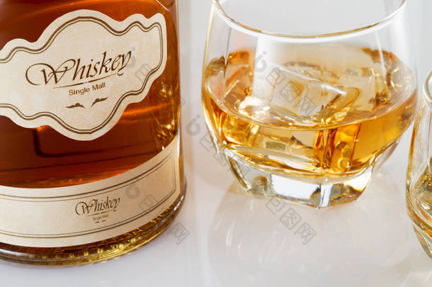 没有徽标或商标!自己做的标签!关闭玻璃与冰和威士忌和一个瓶子旁边的看法.