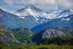 夏天的阿拉斯加风景如画的山脉.覆盖着大块积雪、冰川和岩石的山峰.