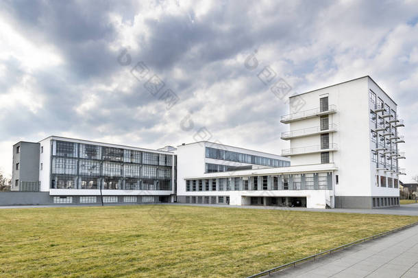 德国 Dessau-2018年3月30日: 1925年建筑师沃尔特格罗皮乌斯设计的包豪斯艺术学校标志性建筑是现代建筑的一个著名杰作。