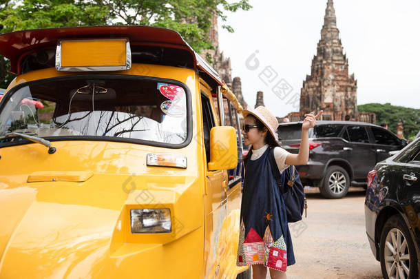 亚洲旅游女孩<strong>查询</strong>的方式与老人司机出租车或笃笃旅游, 停车场前的柴瓦在大大城府, 泰国