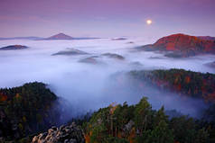 朦胧的夜景观与月亮。捷克秋季风景。丘陵和村庄有雾的早晨。波希米亚瑞士公园的早晨秋天谷, Ceske Svycarsko, 狂放的欧洲。山间雾.