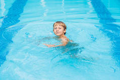 游泳池上的活动，孩子们在水里游泳和玩耍，快乐和夏天