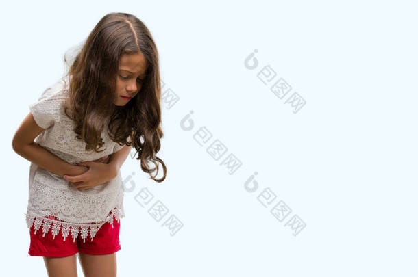 黑发西班牙裔女孩用手在胃因为<strong>消化不良</strong>, 痛苦的病症感觉不适。疼痛概念.