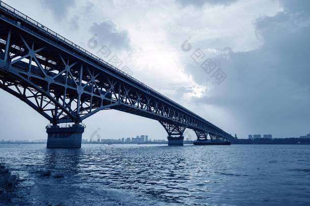 南京长江大桥是<strong>中国设计</strong>建造的长江第一座桥梁.