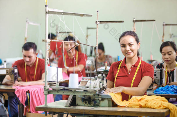 亚洲工人在服装厂缝纫与工业缝纫 m