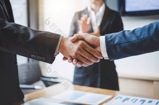 完成了一次会议, 生意握手后商量好交易成交签协议, 成为合作伙伴, 签约两家公司, 成功的商人握手.