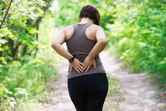 妇女与背部痛苦, 肾脏炎症, 损伤在锻炼期间, 室外概念