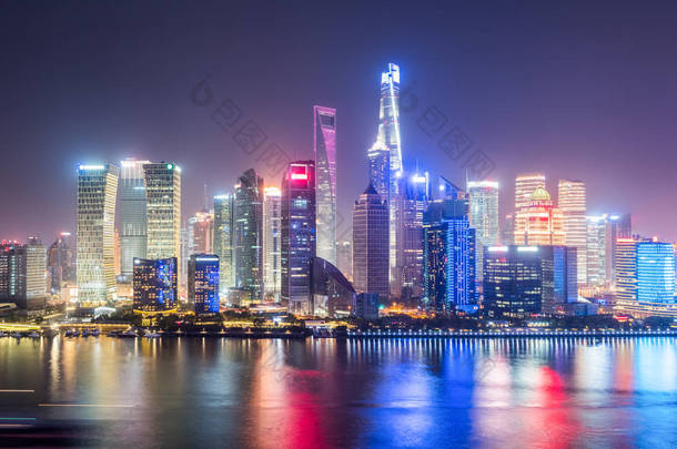 上海金融中心夜景的现代景观与天际线