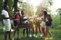 组的交友烧烤在后院。关于良好和积极情绪与朋友的概念