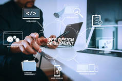 在虚拟图中开发具有网站设计的编程和编码技术. 商人与智能手机和数字平板电脑在现代办公室工作