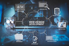 在虚拟图中开发具有网站设计的编程和编码技术. 商人手与现代笔记本电脑在现代办公室与虚拟图标图