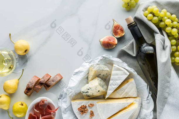 平躺与葡萄酒, 奶酪, jamon 和水果安排在白色大理石<strong>桌面上</strong>