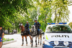 奥斯陆, 挪威-2014年8月13日-在挪威议会大厦和示范的登上的警察在抗议期间, Stortinget.