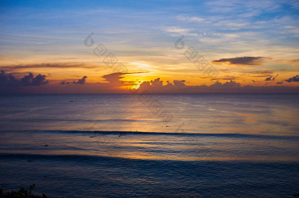 看日出入海与明亮的天空。自然在日出的黄昏期间在海和深蓝水。在日出的海洋和紫色的天空梦幻般的景色。壮丽的景色.