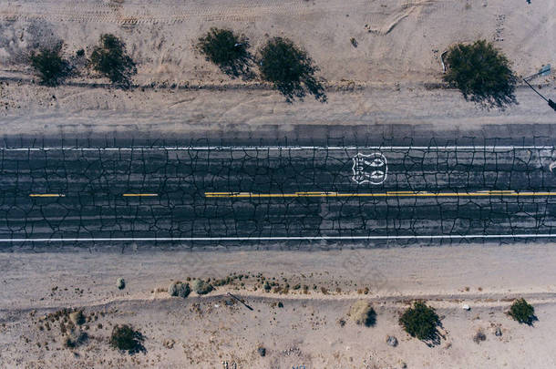 美国的地标<strong>路边</strong>在狂放的<strong>环境</strong>, 看法沥青老高速公路以命名路线66为运输横跨美国在亚利桑那沙漠