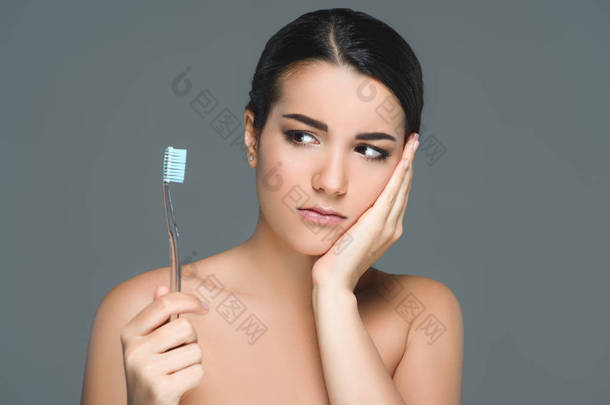 黑牙刷牙齿疼痛的黑发妇女画像