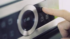 男手指触碰电烤炉现代面板按钮.