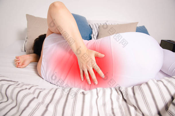 <strong>背部疼痛</strong>, 肾脏炎症, 妇女在家里患背痛, <strong>疼痛</strong>地区突出红色