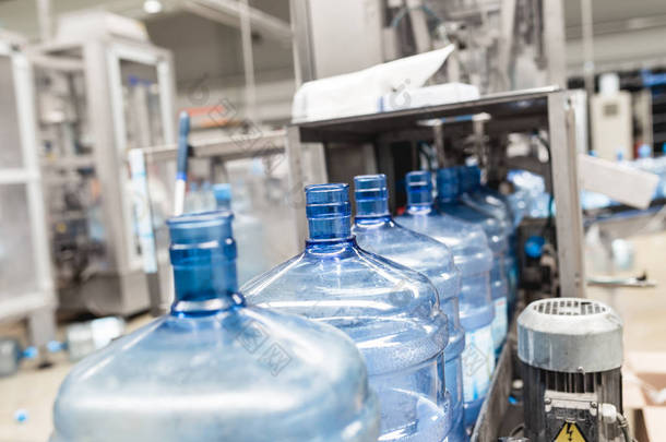 瓶装水厂.处理纯泉水并将其装瓶成蓝色瓶子的瓶装水生产线有选择的重点.