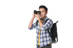 亚洲旅游男子背包拍照现代相机, 在白色背景下隔离