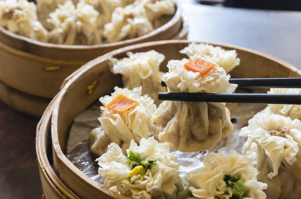 享受中国传统饺子叫舒脉